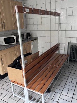 1 Sitzbank, ca. 2 lfd. m, doppelseitig mit Kleiderhaken